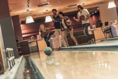bowling oynamaya arkadaşlar 