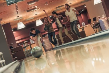 bowling oynamaya arkadaşlar 