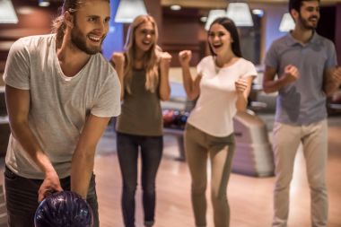 bowling oynamaya arkadaşlar 