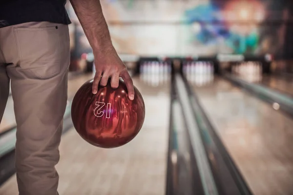 Homme jouant au bowling — Photo
