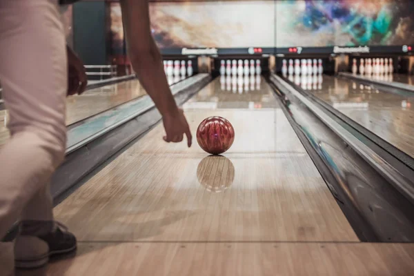 Az ember-játszani a bowling — Stock Fotó