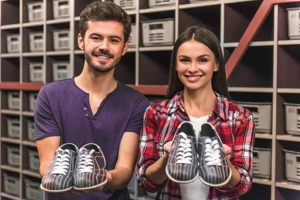 Paar mit Bowlingschuhen — Stockfoto