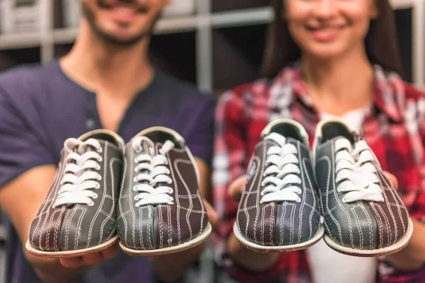 Couple with bowling shoes — Stock Photo, Image