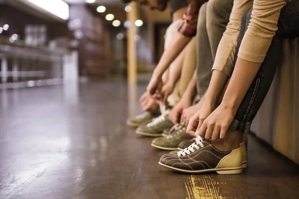 Mettre des chaussures de bowling — Photo