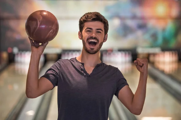 Man spelar bowling — Stockfoto