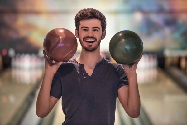 Man spelen bowling — Stockfoto