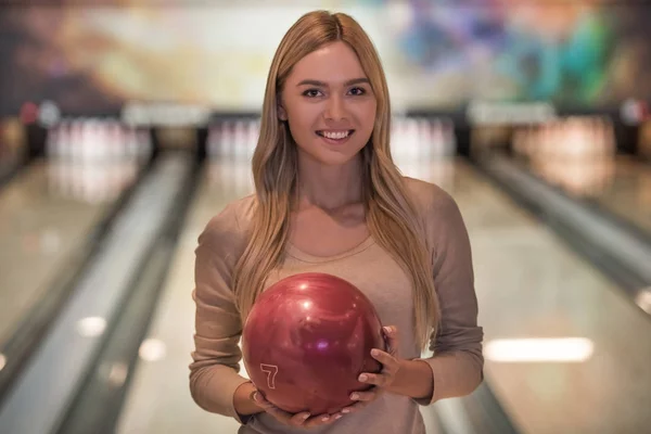 Mädchen beim Bowling — Stockfoto