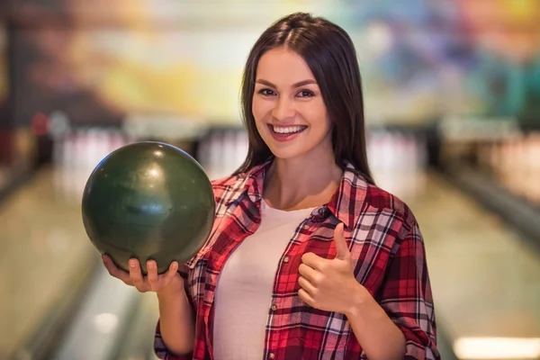 Girl playing bowling — Stock Photo, Image