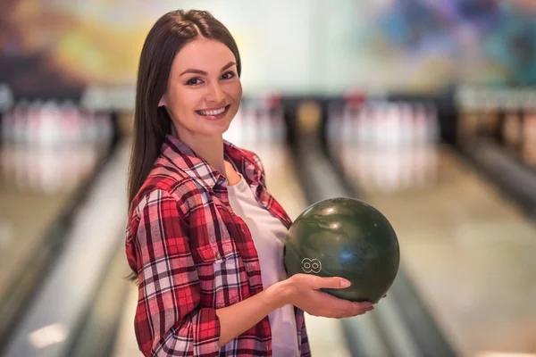 Girl playing bowling — Stock Photo, Image