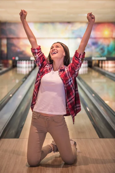 Girl playing bowling — Stock Photo, Image