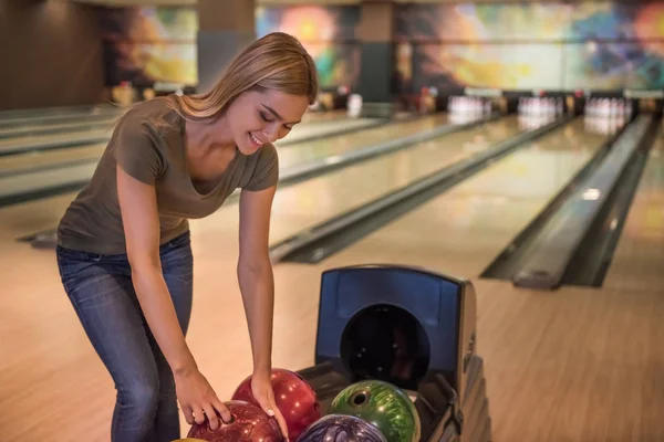 Girl playing bowling — Stock Photo, Image