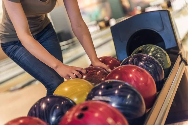 Lány játék bowling — Stock Fotó