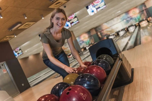 Bowling oynayan kız