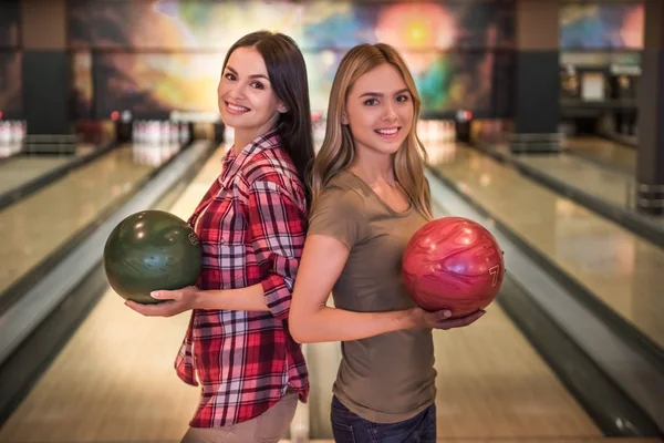 Mädchen beim Bowling — Stockfoto