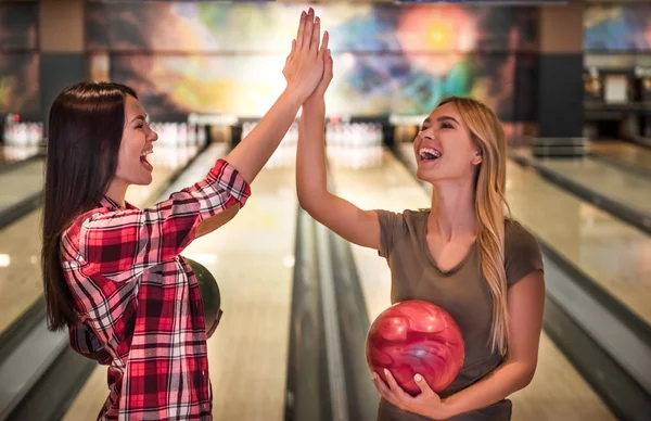 Mädchen beim Bowling — Stockfoto