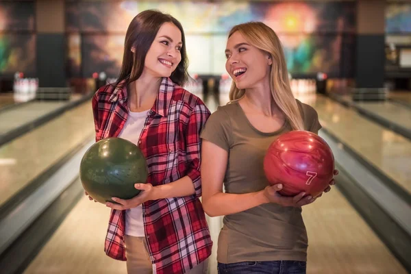 Bowling oynayan kızlar — Stok fotoğraf