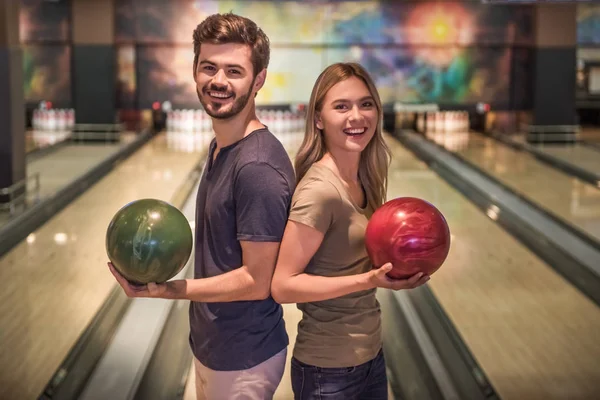 Par spelar bowling — Stockfoto