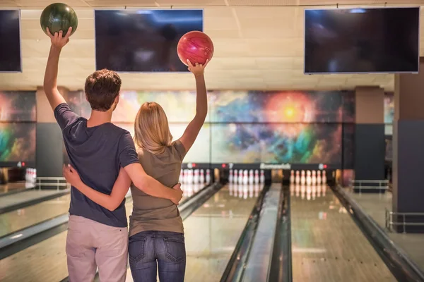 Casal jogando boliche — Fotografia de Stock