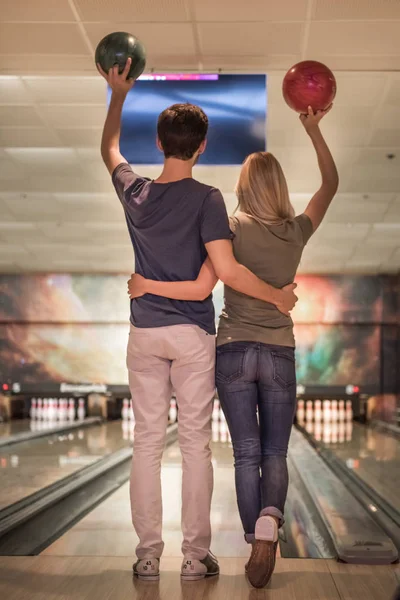 Paar beim Bowling — Stockfoto