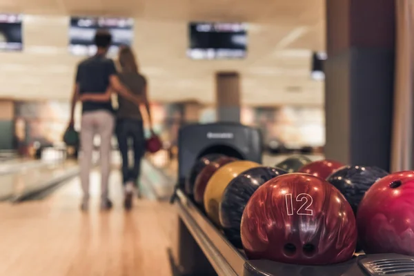Couple jouant au bowling — Photo