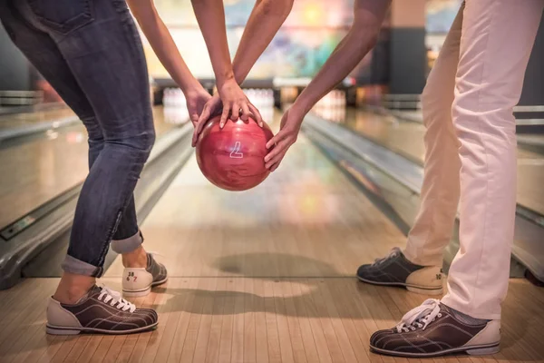 Casal jogando boliche — Fotografia de Stock