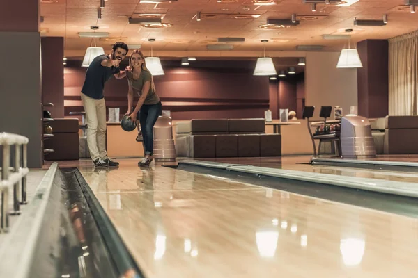 Pár, hraní bowlingu — ストック写真