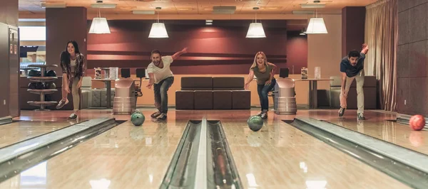 Vänner som spelar bowling — Stockfoto
