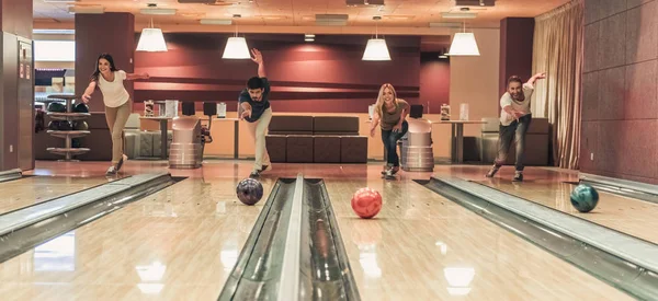 Amis jouant au bowling — Photo