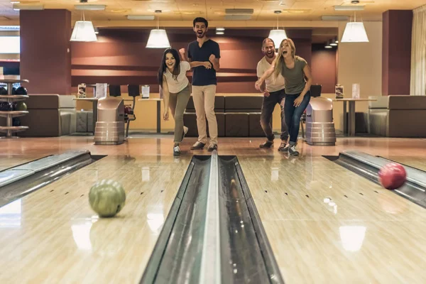 bowling oynamaya arkadaşlar 
