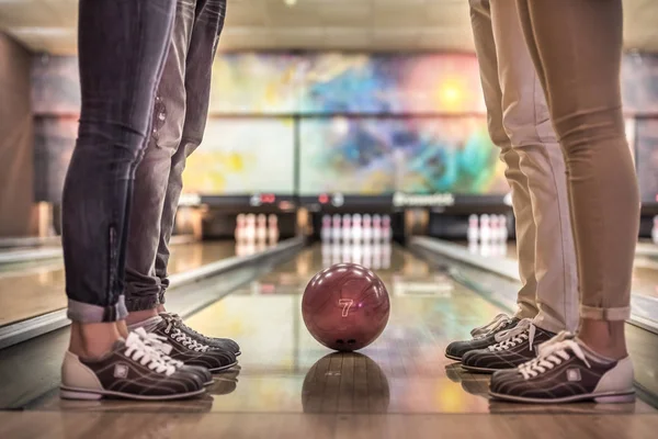 Játszani a bowling meg — Stock Fotó