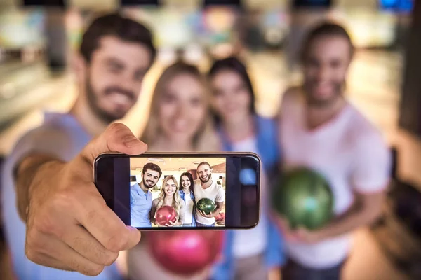 Amigos jogando boliche — Fotografia de Stock