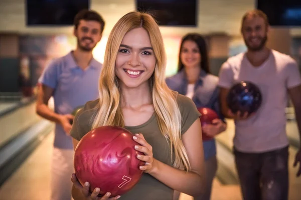 Friends playing bowling — Stock Photo, Image