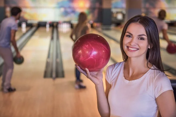 Friends playing bowling — Stock Photo, Image