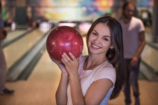 Friends playing bowling — Stock Photo, Image