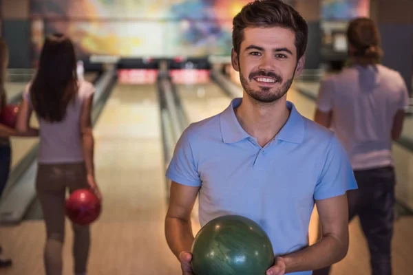 Přátel, hraní bowlingu — Stock fotografie