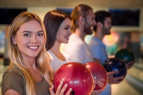 Amici che giocano a bowling — Foto Stock