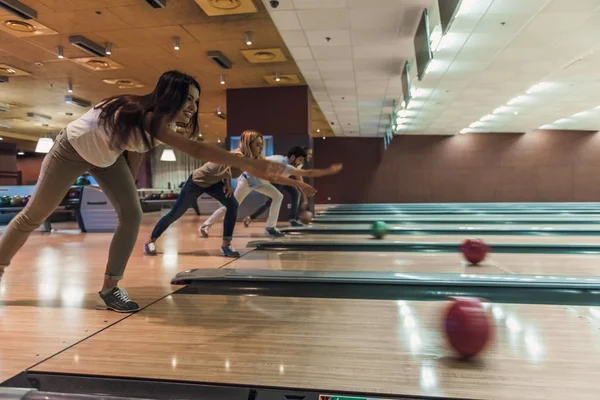 Přátel, hraní bowlingu — Stock fotografie