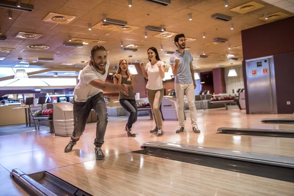 Vänner som spelar bowling — Stockfoto