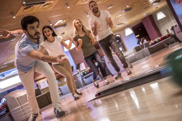 Vänner som spelar bowling — Stockfoto