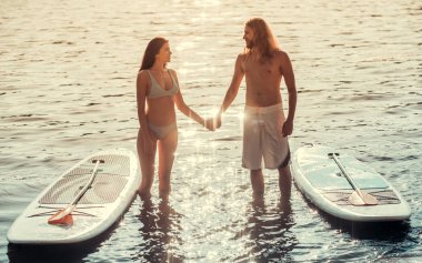 Çift standup paddleboarding