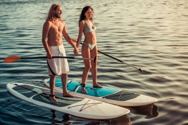 Çift standup paddleboarding