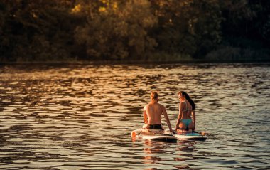 Çift standup paddleboarding