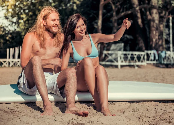 Pareja stand-up paddleboarding — Foto de Stock