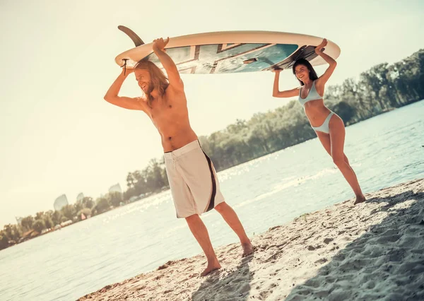 Couple standup paddleboarding — Stock Photo, Image