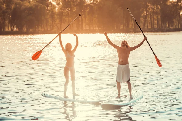 Paar standup paddleboarding — Stockfoto