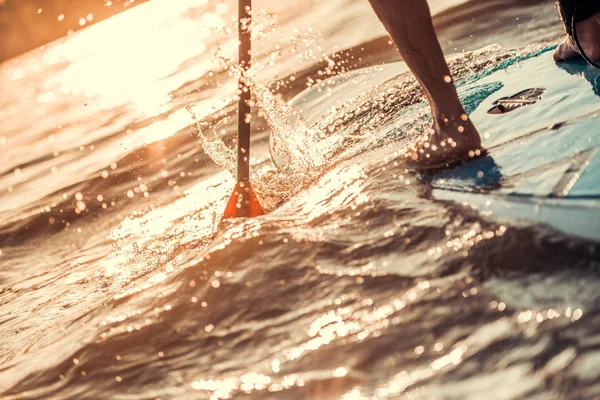 Homem stand dup paddleboarding — Fotografia de Stock