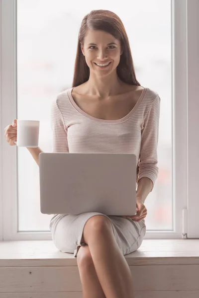 Hermosa mujer trabajando — Foto de Stock