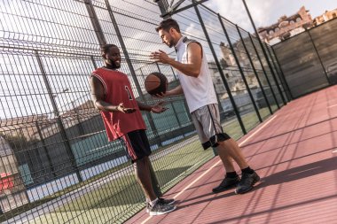 jongens spelen basketbal