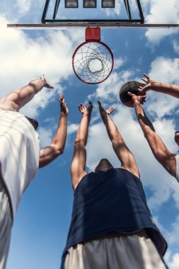 jongens spelen basketbal