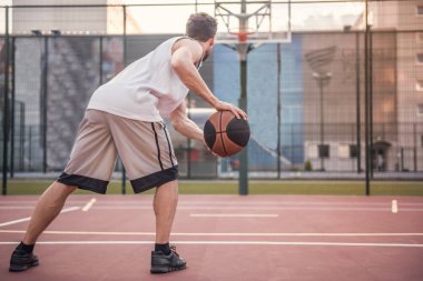 yakışıklı basketbolcu